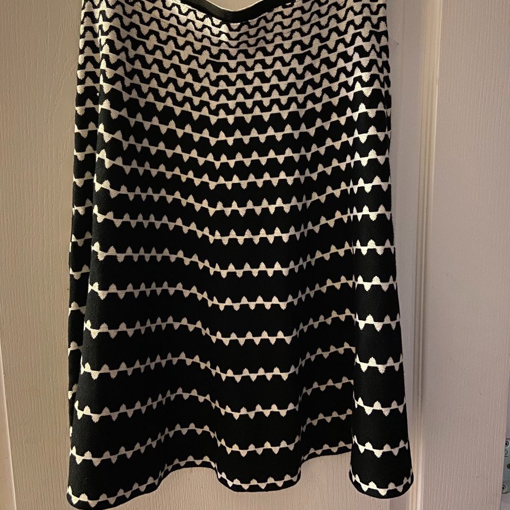 Roz & Ali black and white skirt - SMALL (NWT)